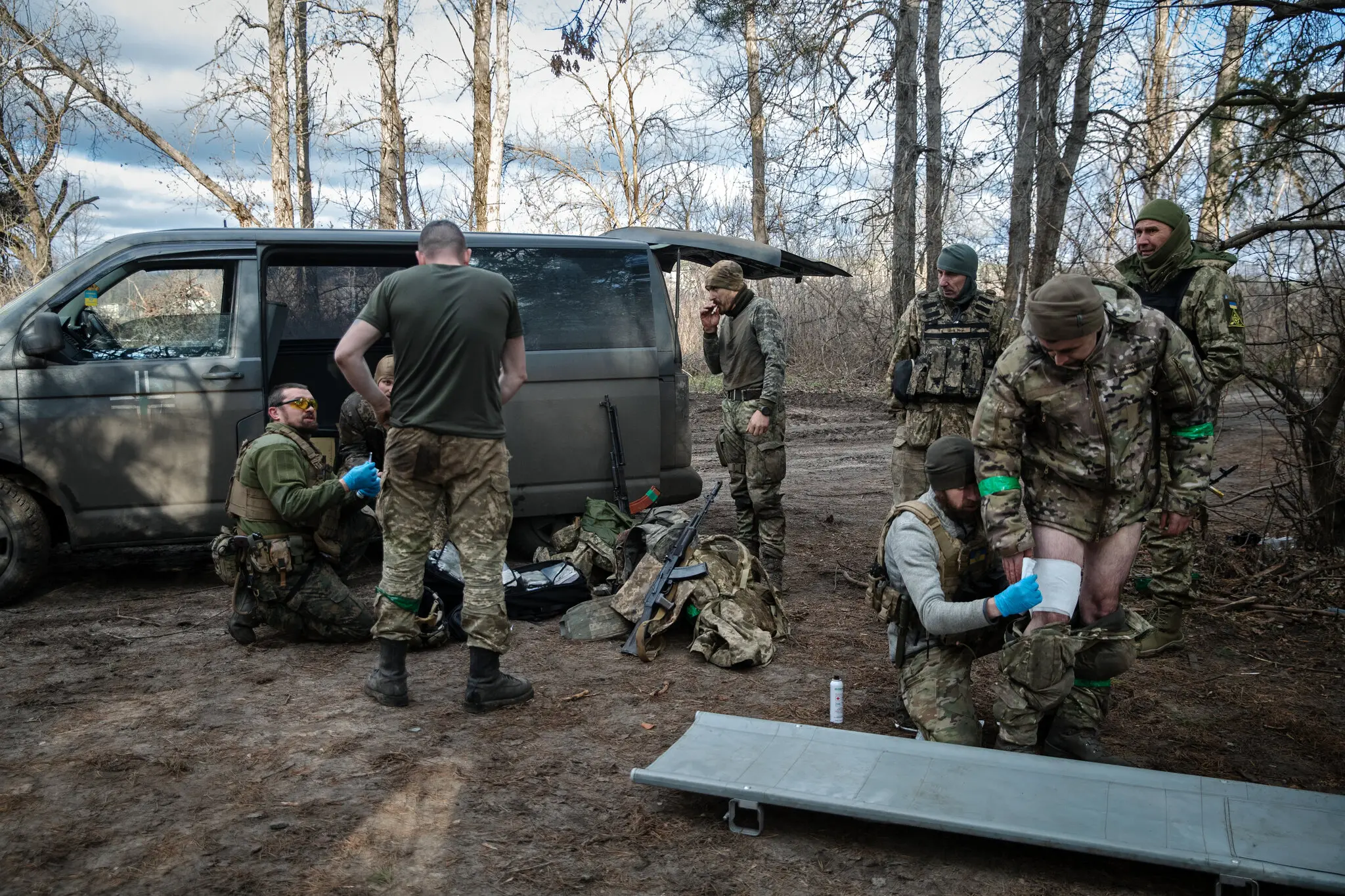 Медики на стабілізаційному пункті надають допомогу пораненим українським бійцям, яких потім доставлять до найближчих лікарень.